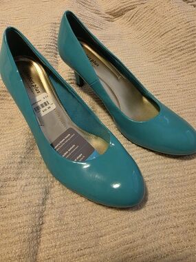 comfort plus by Predictions Turquoise Patent Mid Heel Pumps